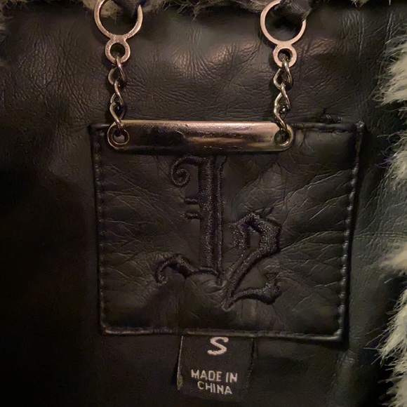 Black faux leather jacket by J2 Size Small - Picture 4 of 4